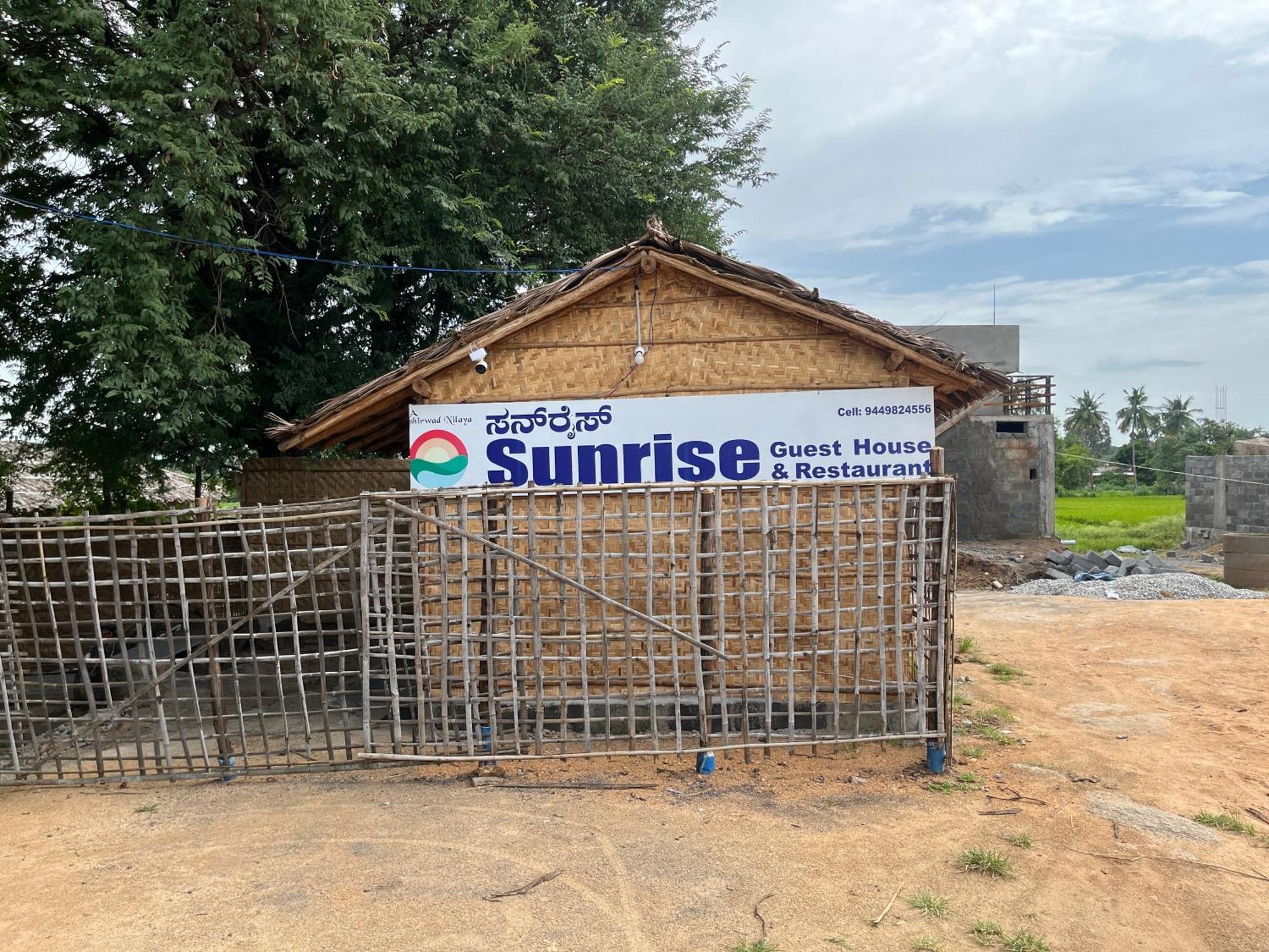 Sunrise Guest House & Restaurant ハンピ エクステリア 写真